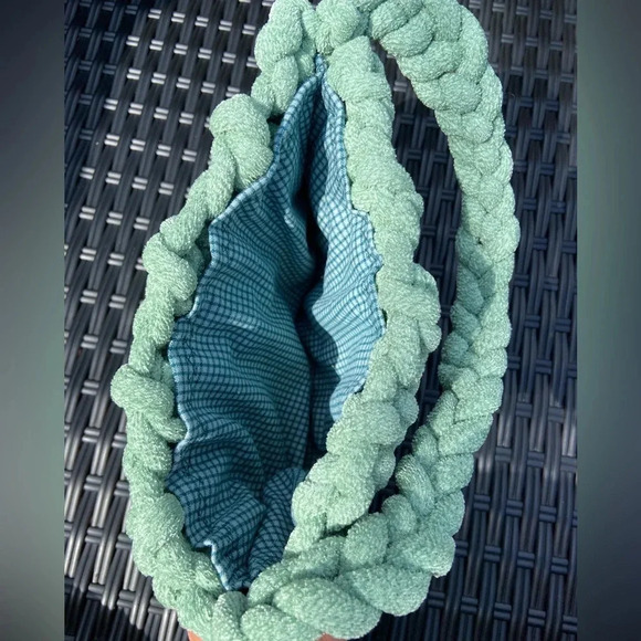 Green plush handmade crochet mini shoulder bag 💚 - Picture 5 of 6